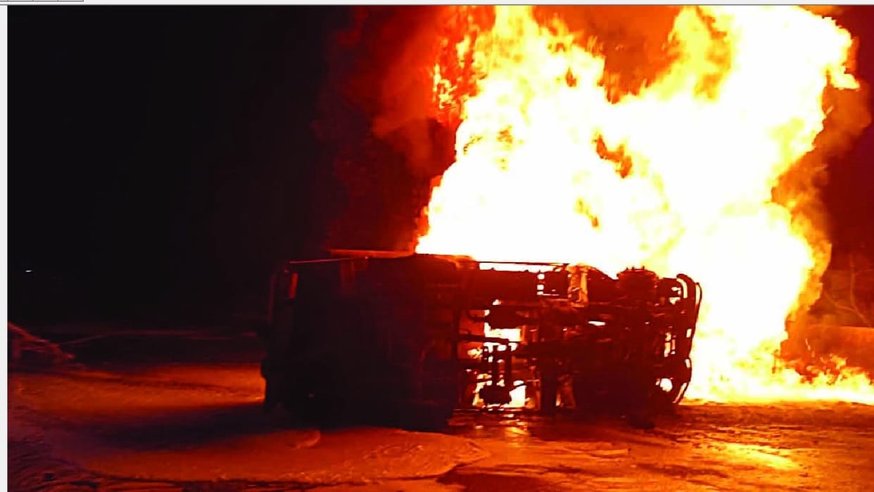 Diesel-filled pickup car overturned on the highway, fire broke out, created a stir