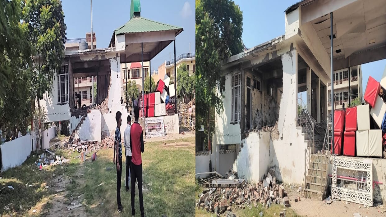 Explosion due to fire in fireworks, walls of community building broken, four workers injured