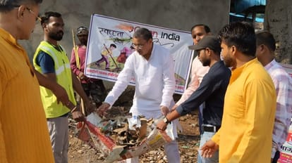 फोटो-2- परिक्रमा मार्ग पर स्वच्छता अभियान में शामिल चेयरमैन नरेंद्र कुमार गुप्ता व अन्य । संवाद