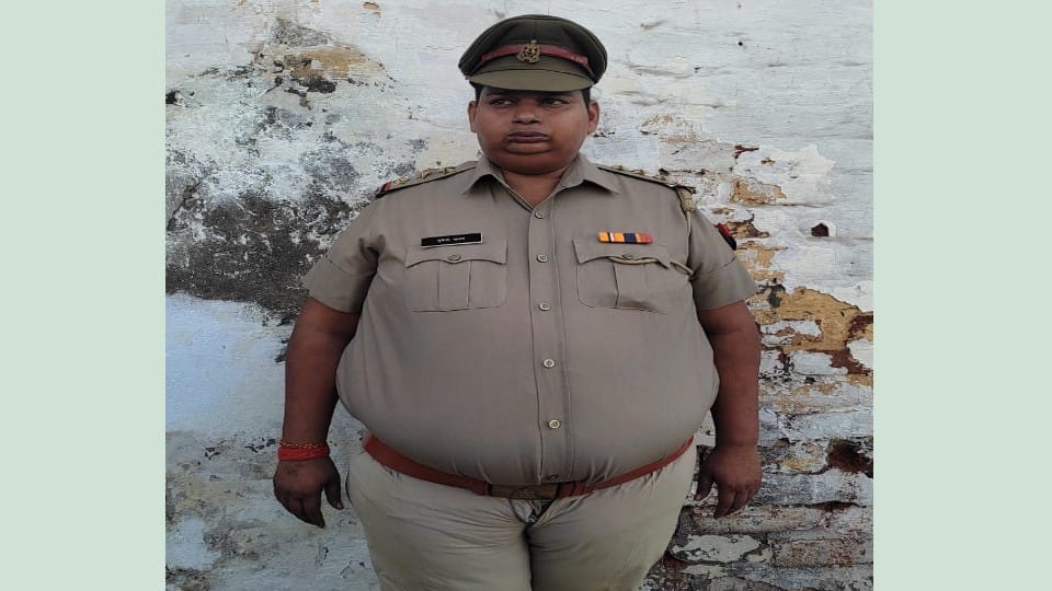 Fake Inspector arrested Up Police Uniform In Tundala Firozabad
