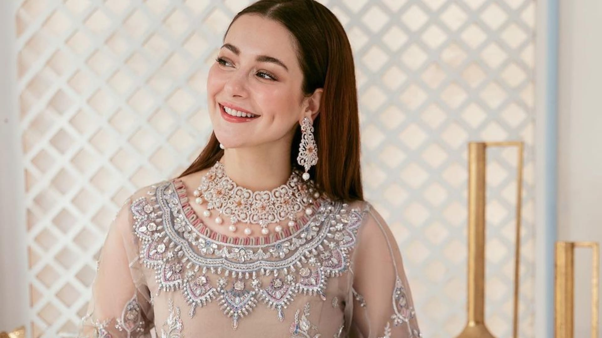 Hania Aamir: Mere Humsafar Fame pakistani actress trolled for closeness with makeup artist in a viral video