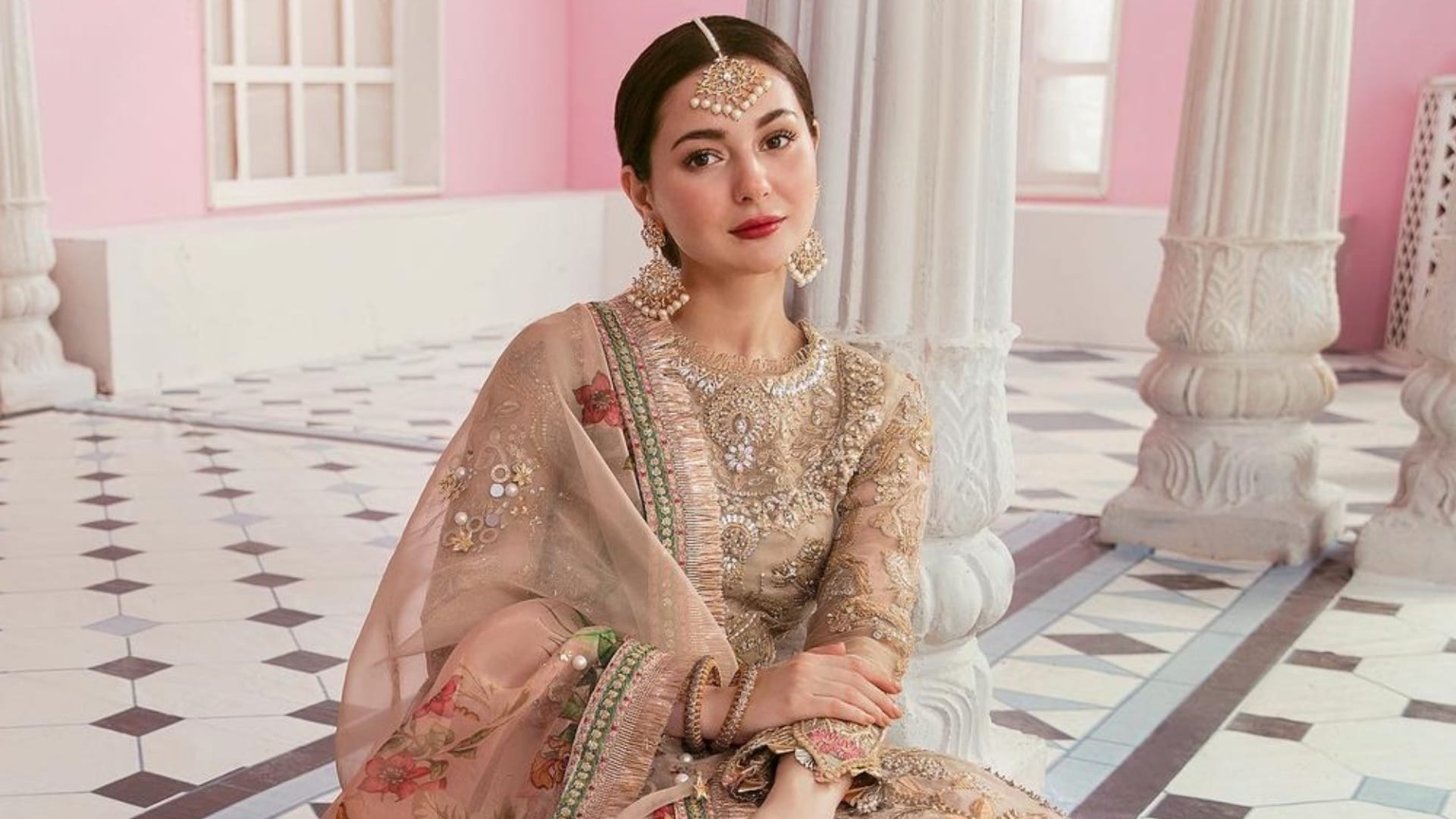 Hania Aamir: Mere Humsafar Fame pakistani actress trolled for closeness with makeup artist in a viral video