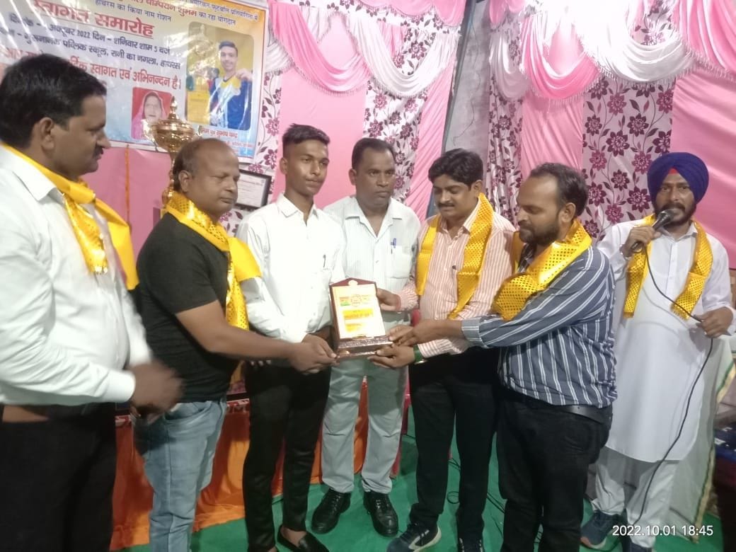 Hathras: Shivam's honor for winning the team in American football