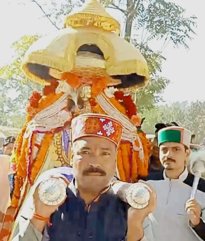 कुल्लू दशहरा के लिए विभिन्न क्षेत्रों से रवाना होते देवता।