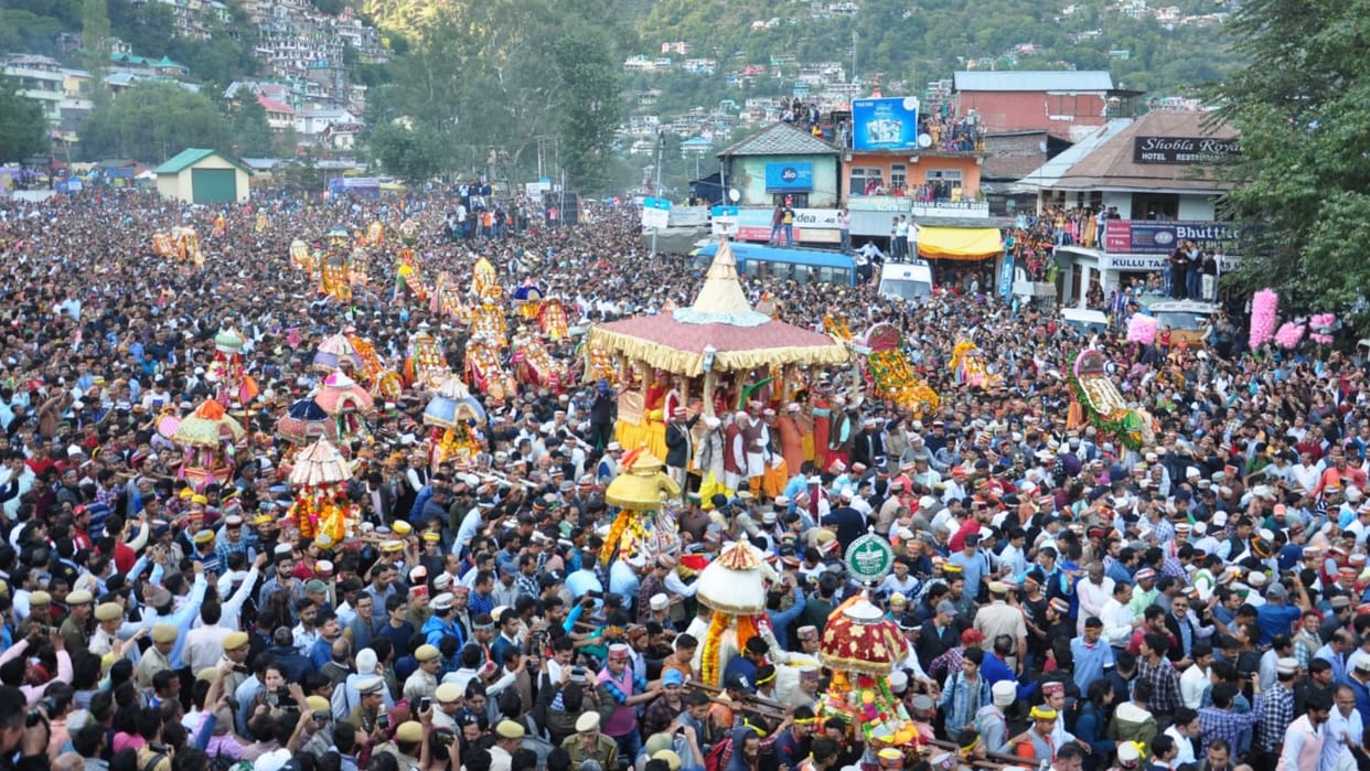 international kullu dussehra festival 2022 outer siraj devi devta reached from 200 kilometer distance