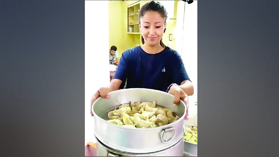 Ladakh girl opens startup momos stall in Jammu