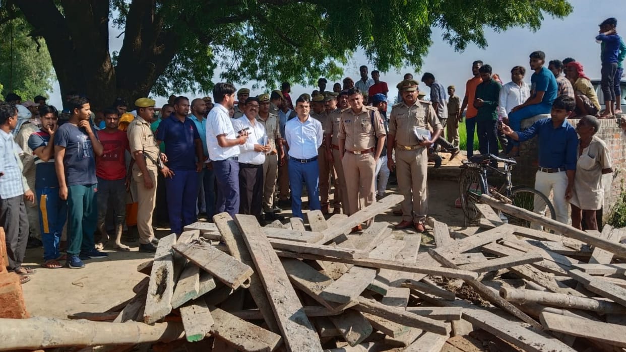 One worker killed six injured due to collapse of temple roof under construction in maharajganj