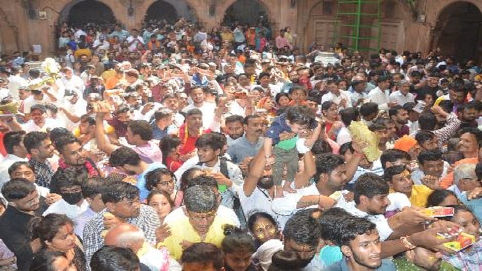 banke bihari Darshan One and a half kilometer long line for Bankebihari new system also failed