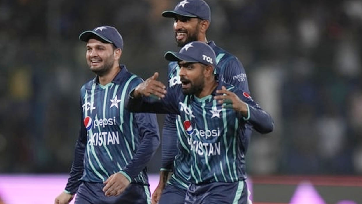Babar Azam trolled for dropping two easy catches in Pakistan vs England 7th T20I, Watch Video