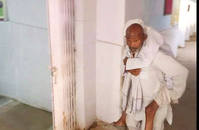 Mahoba: The stretcher was not found in the hospital, the son carried the father in the back and took him to the ward