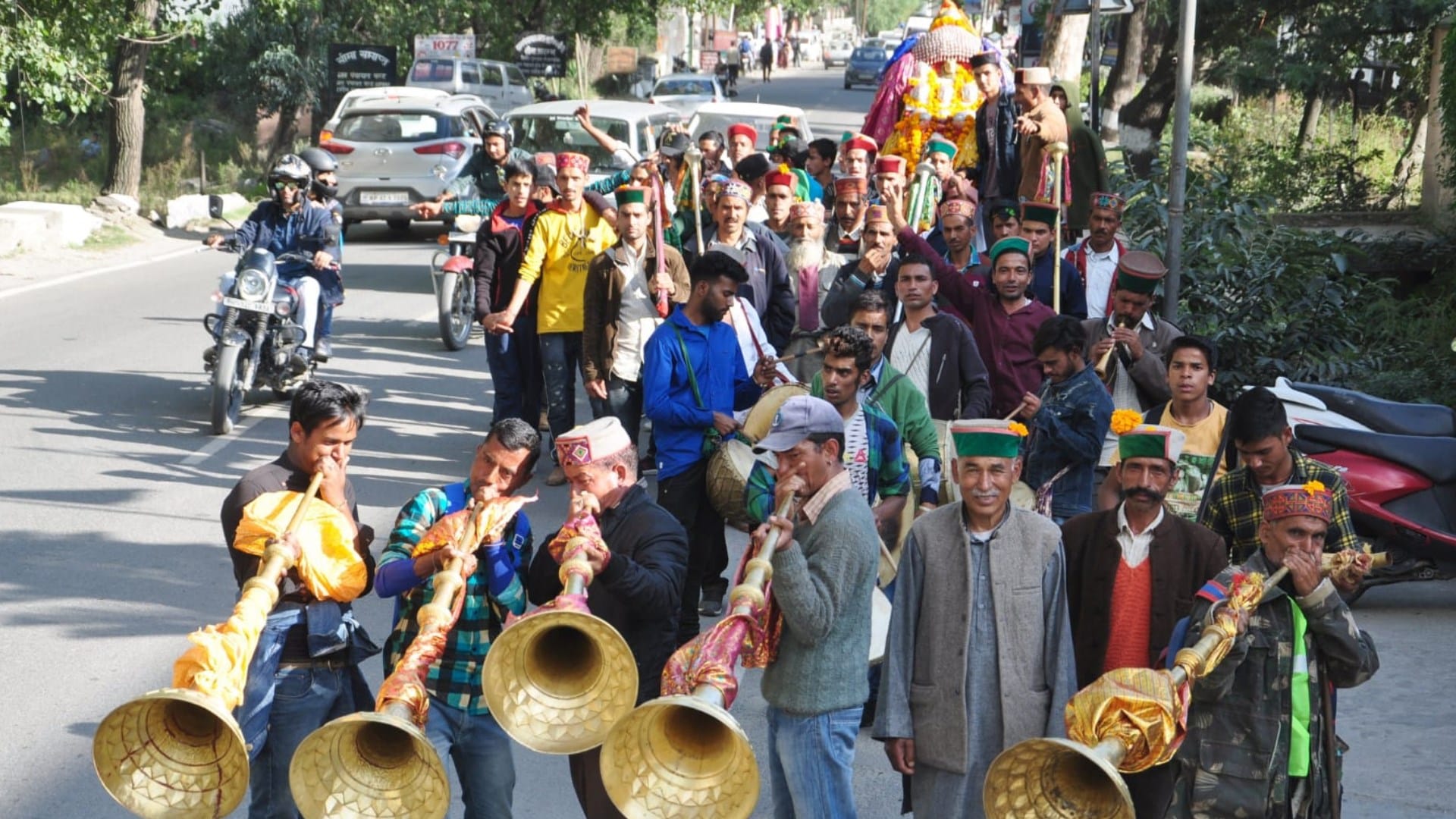 international kullu dussehra festival 2022 outer siraj devi devta reached from 200 kilometer distance