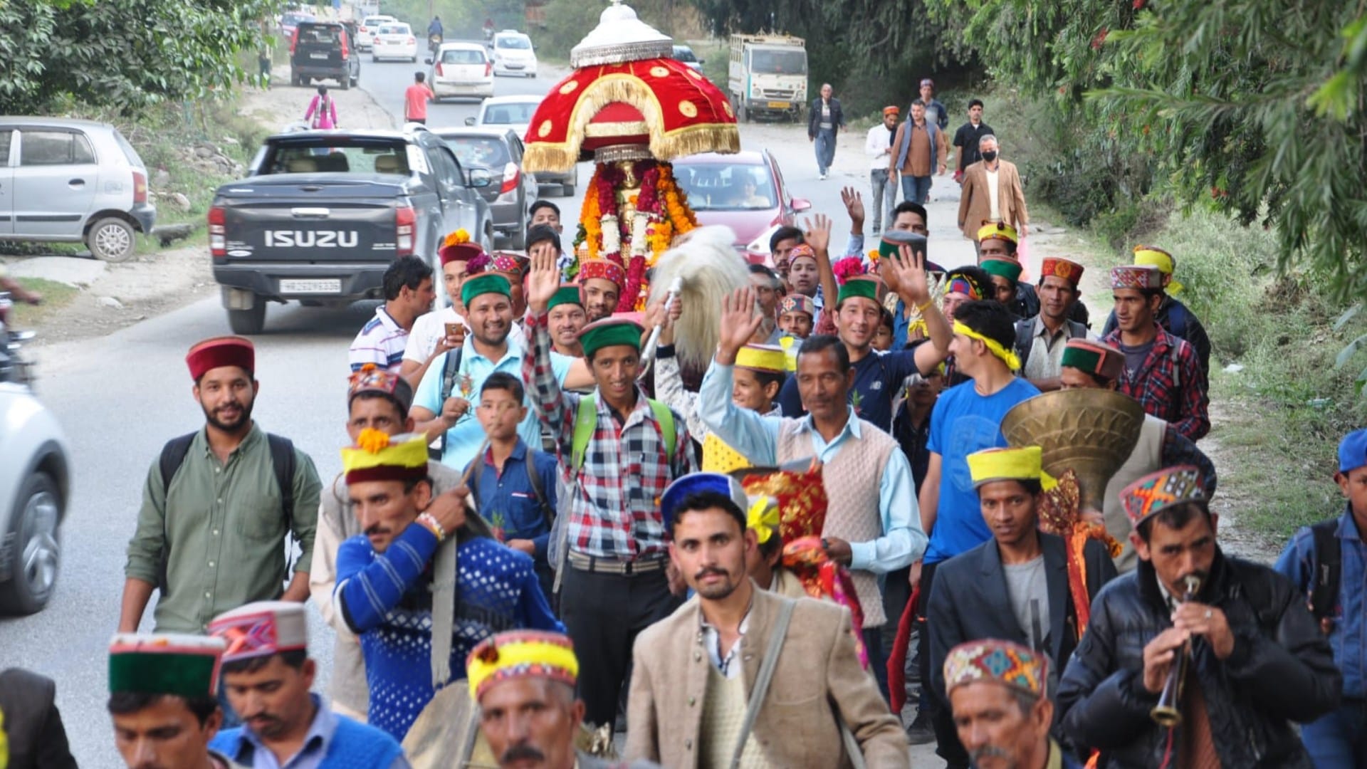 international kullu dussehra festival 2022 outer siraj devi devta reached from 200 kilometer distance