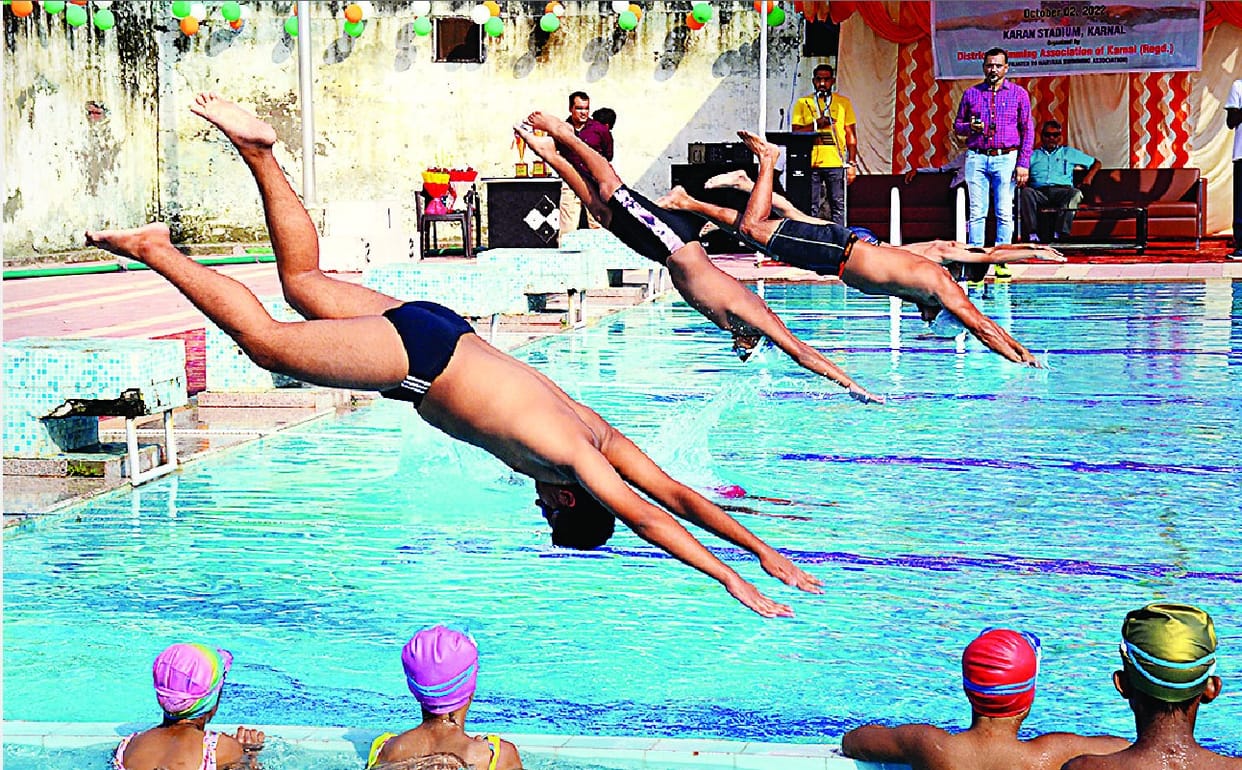 Players looked excited in swimming competition