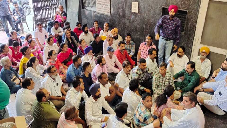 BJP demonstrated against Aam Aadmi Party in Amritsar and Jalandhar
