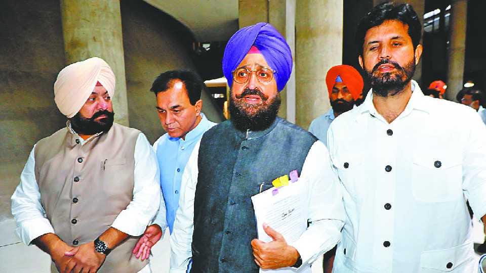 Congress MLAs create ruckus in Punjab Assembly