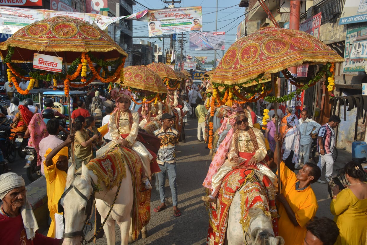 Maharaja Agrasen came out on a chariot, the city resonated with cheers