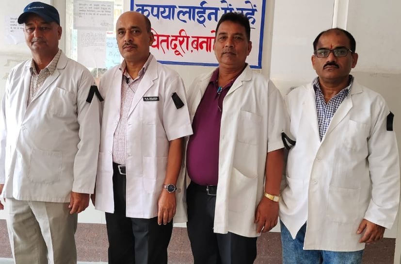 Diploma pharmacists demonstrated by tying black ribbons on their arms