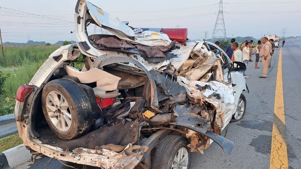 Truck collides with patrolling van on Agra-Lucknow Expressway