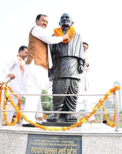 सरदार पटेल की प्रतिमा पर माल्यार्पण डिप्टी सीएम। संवाद