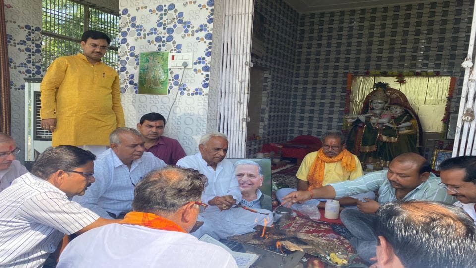 SP leaders performed havan for Mulayam Singh Yadav good health in Mainpuri and Etah