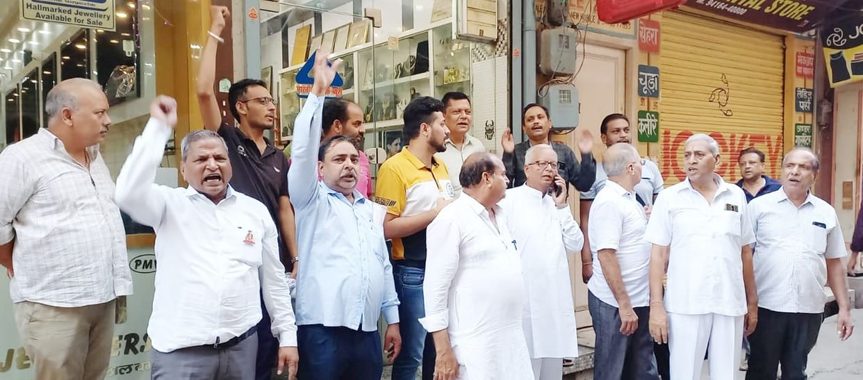 Cash worth thousands of rupees stolen from five shops in Shastri Bazar, people protest