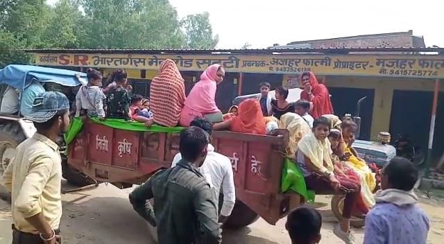 Kanpur Dehat: Lessons not taken even after the accident in Kanpur, tractor trolley was seen carrying passengers at many places