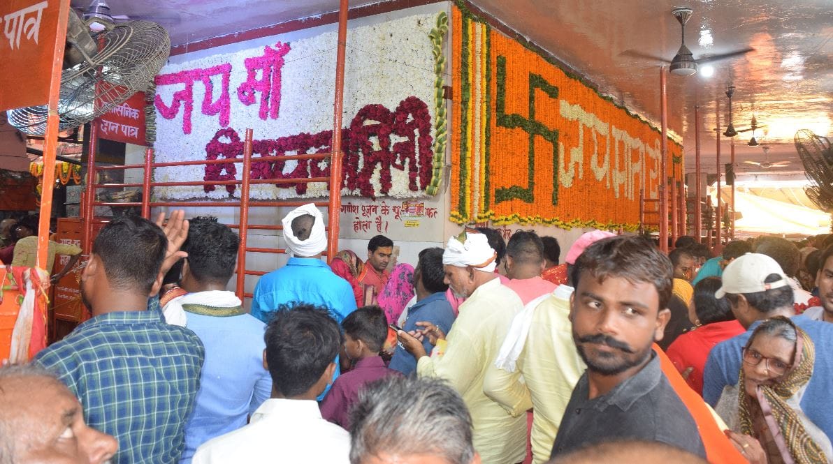 Navratri 8th day ahstami in vindhyachal temple Devotees gathered to worship maa Mahagauri