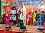 आल्हा चौक स्थित दुर्गा पंडाल में प्रस्तुति देतीं नेहा व माही।
