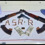 बरामद हथियार।