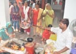 फोटो-03- श्रवण देवी मंदिर में हवन पूजन करती महिलाएं