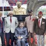 बंगलूरू में सूबेदार मेजर गोविंद स्वामी और उनकी प्रतिमा के साथ सेना के अधिकारी।