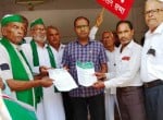 कलेक्ट्रेट पर ओसी को ज्ञापन देते किसान संगठन के लोग।
