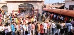 कासगंज में नवरात्र पर्व पर चामुण्डा  माता मंदिर पर पूजा अर्चना करने को  लगी श्रद्वालु भीड़।