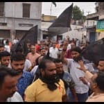 लोगों ने काले झंडे दिखाकर जताया विरोध