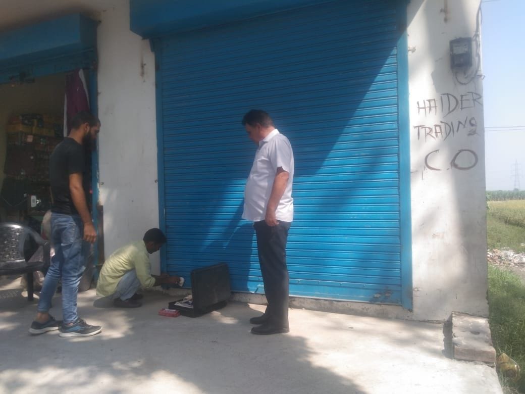 Agriculture department raids on information of illegal urea, five dealers absconding from the spot