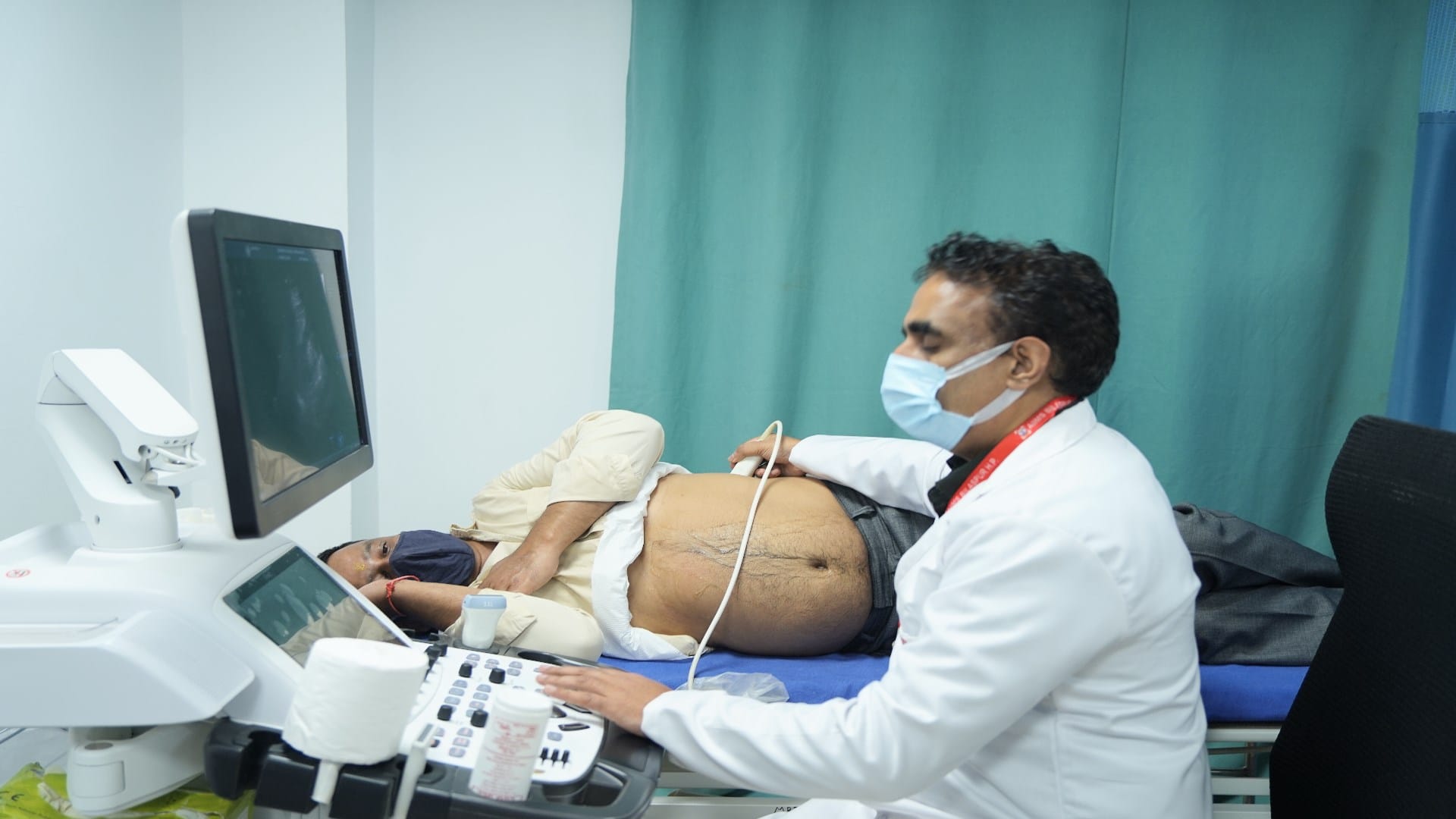 एम्स में मरीज की जांच करते डॉक्टर