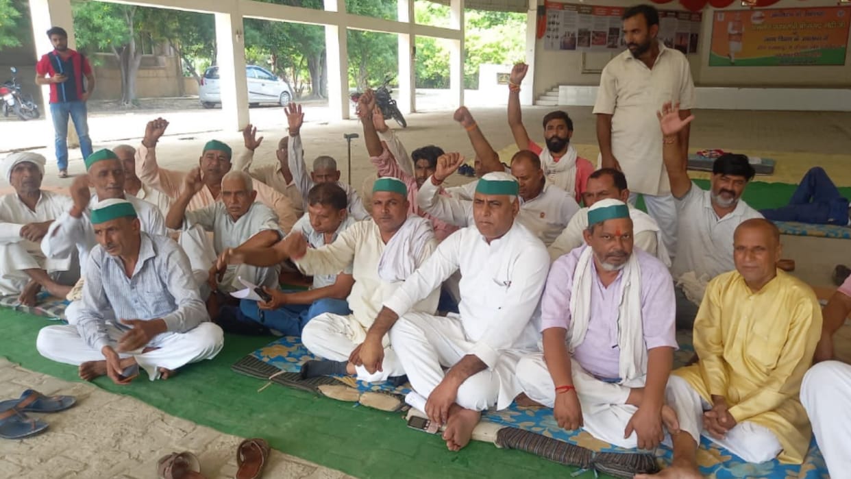 Baghpat: BKU workers demanded to run bulldozers at the mill owner's head quarters and establishments