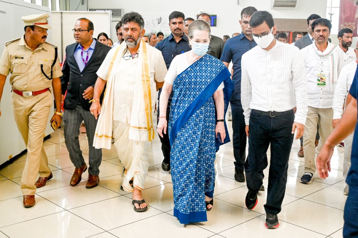 Bharat Jodo Yatra: Sonia gandhi, Priyanka gandhi also join Rahul Gandhi yatra ahead of Karnataka election 2023