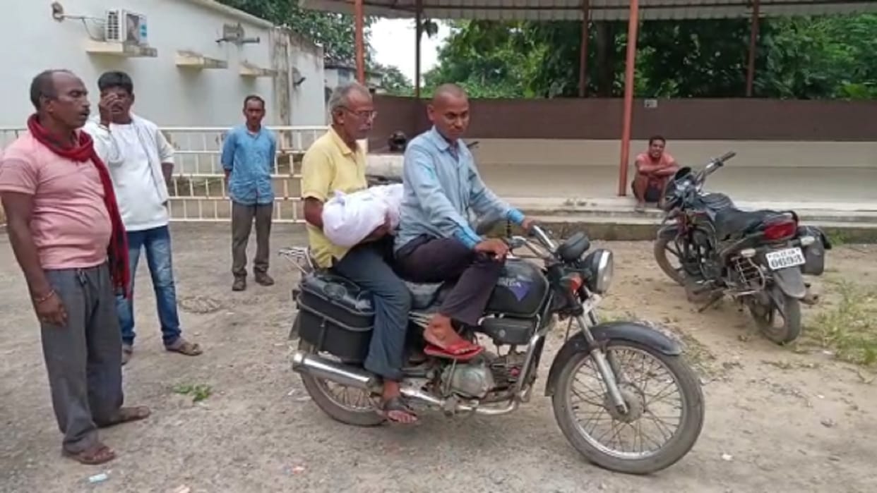 ambulance not found after child death, father took dead body on bike in his lap in chhattisgarh korba