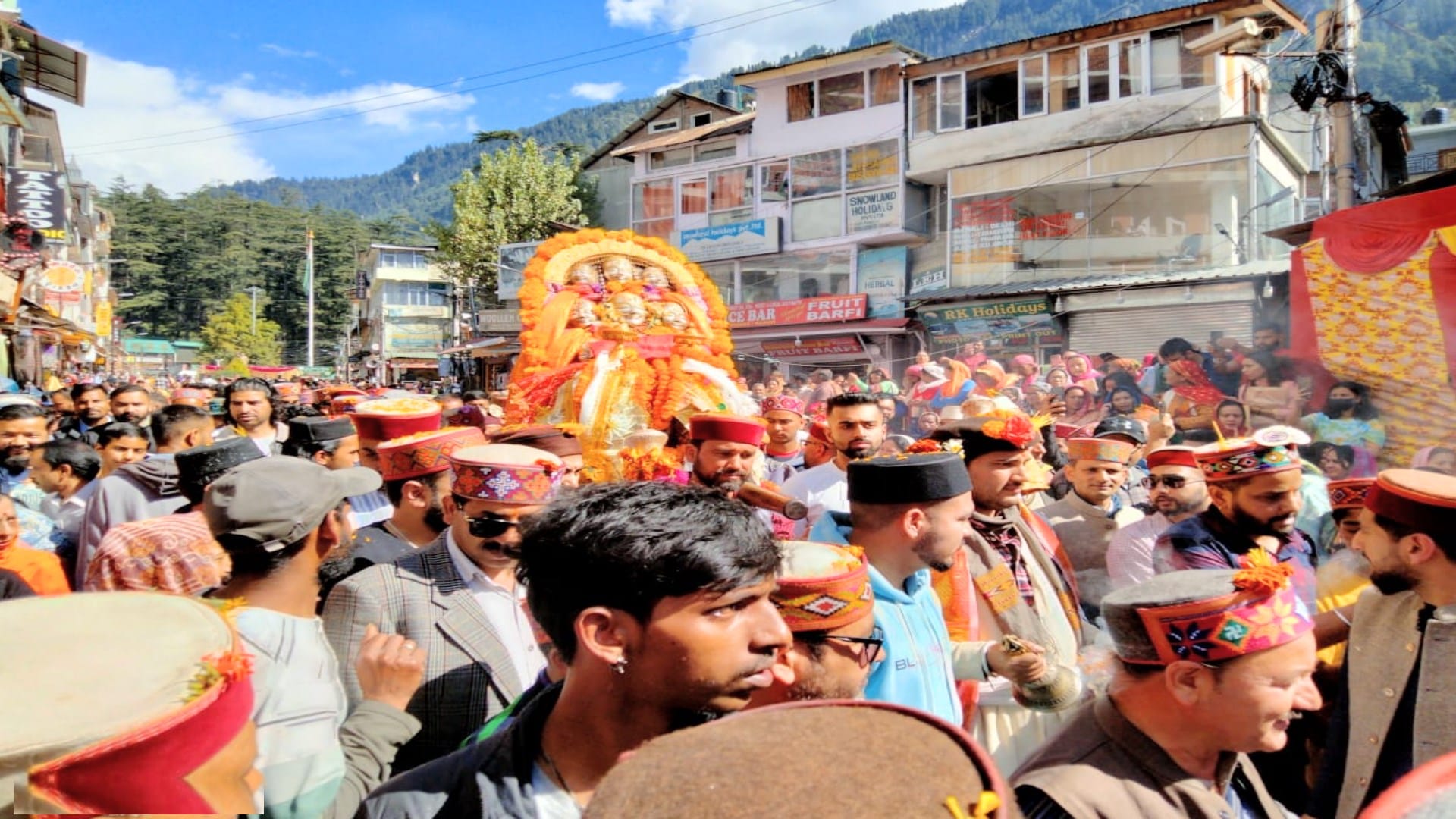 Devi Hidimba left for kullu Dussehra festival with grand Rath Yatra, hundreds of devotees attended