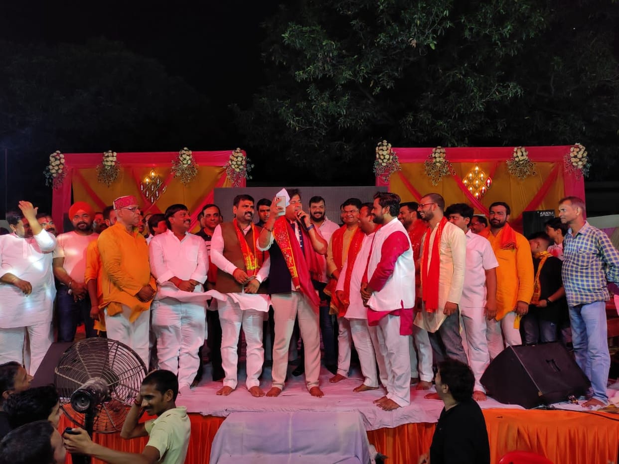 People danced to the songs of MP Ravi Kishan and Pramod
