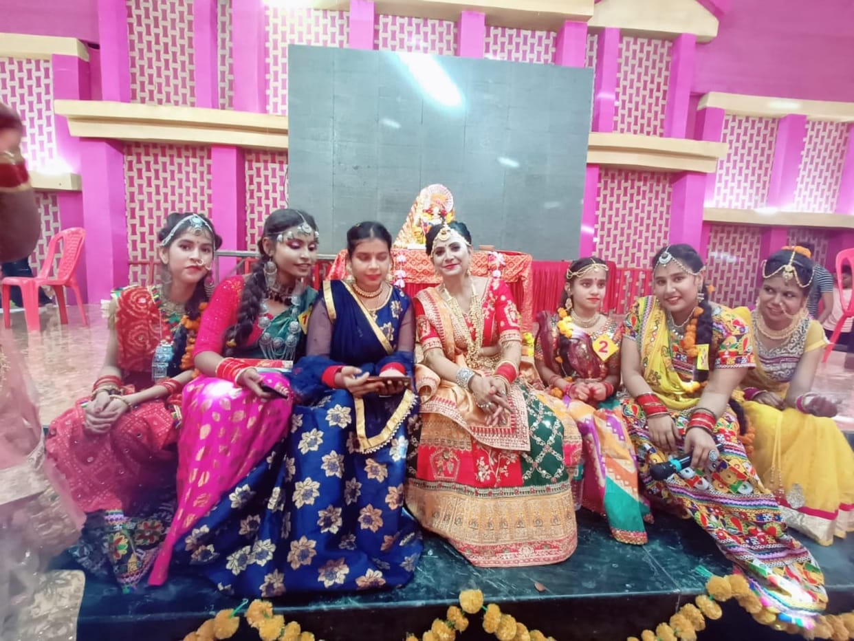 Banda: Bundelkhandi Aarti is presented in Bengali culture.