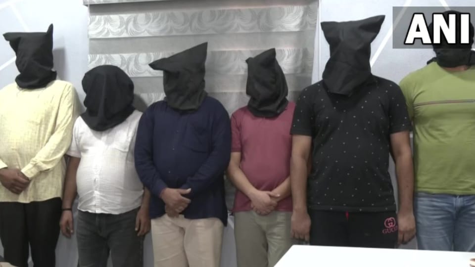 Gujarat Surat police arrested six accused with old money and fake currency
