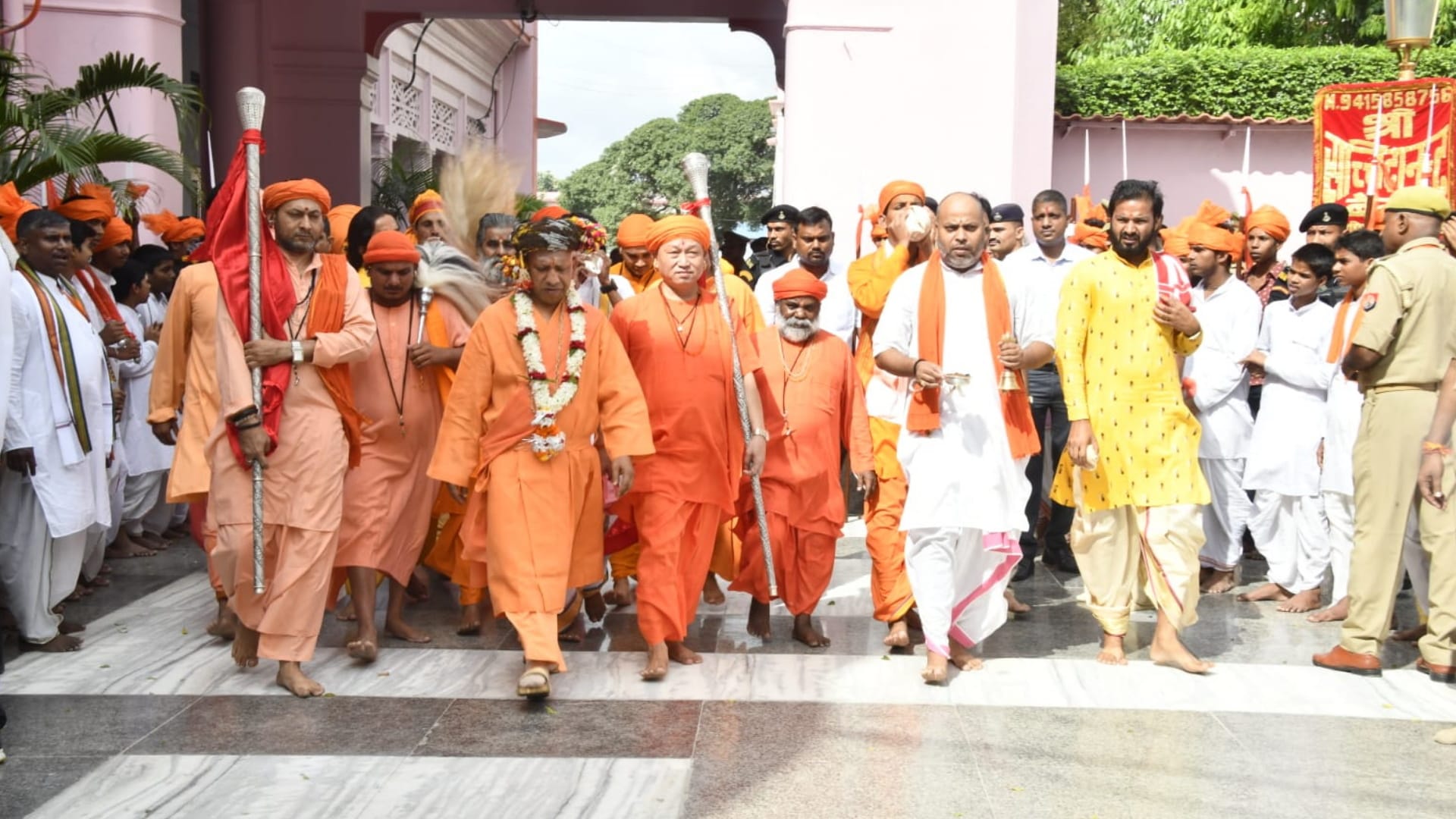 CM Yogi Adityanath worshiped at Shrinathji temple