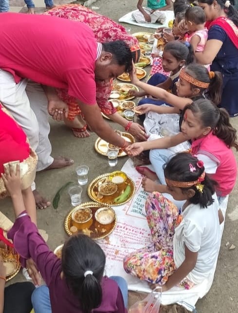 Devotees sought blessings after worshiping the girl after the havan