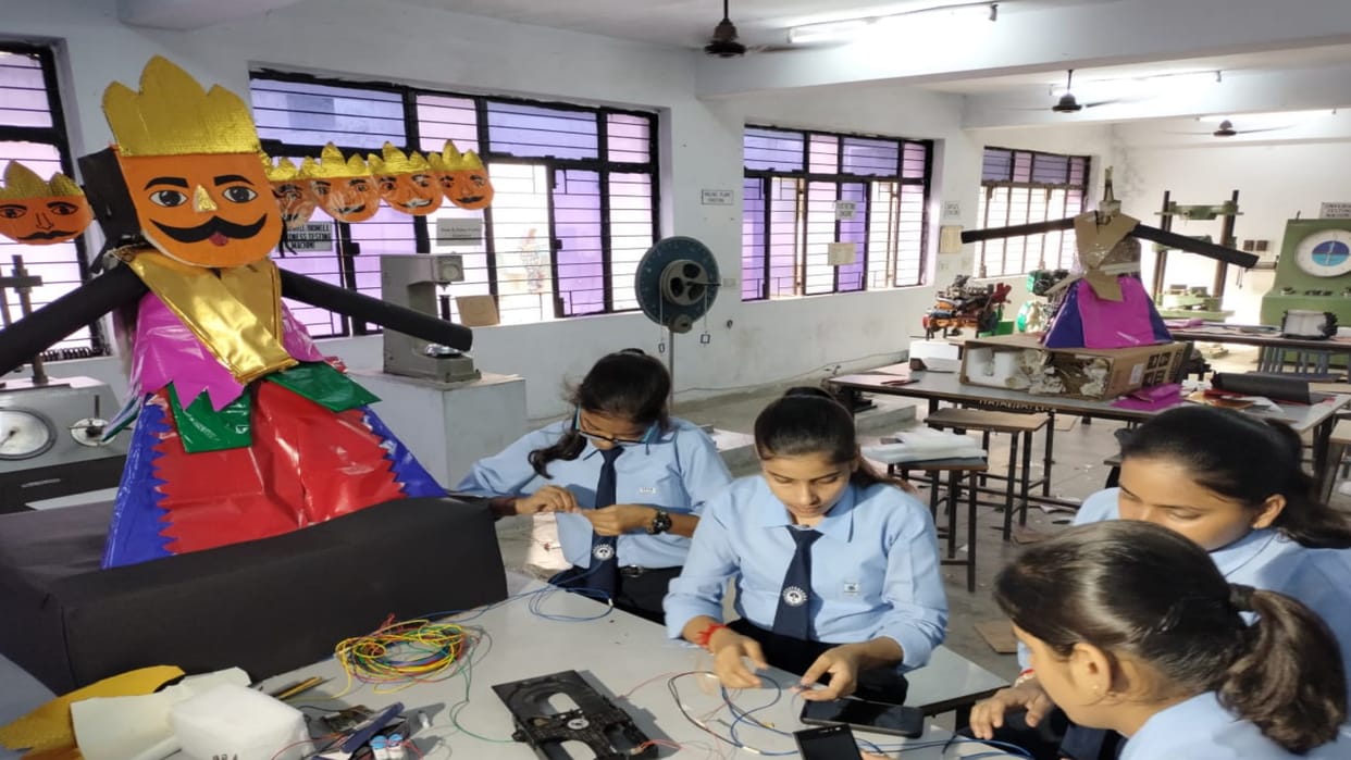 ITM students made smart device from scrap for Ravana combustion