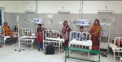 जिला अस्पताल के चिल्ड्रन वार्ड में भर्ती बुखार पीड़ित बच्चे।