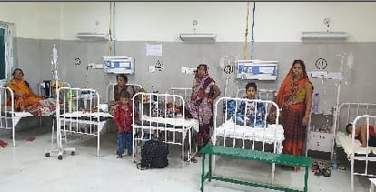 जिला अस्पताल के चिल्ड्रन वार्ड में भर्ती बुखार पीड़ित बच्चे।
