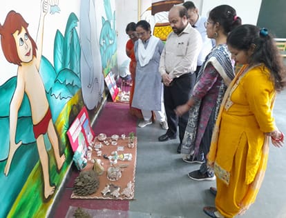 जनपदीय कला उत्सव प्रतियोगिता में बनाए गए दृश्य का अवलोकन करते जेडी।  संवाद