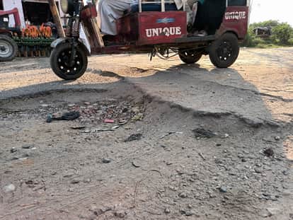 जर्जर हालत में बड़ौत-मलकपुर मार्ग